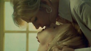 섹시한 큰 가슴 금발의 유부녀가 검은 색 스터드에 의해 얽히게됩니다.