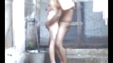 여성은 콘택트 렌즈를 착용