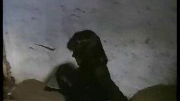 켄드라 정욕은 서있는 강아지 스타일을 취합니다.