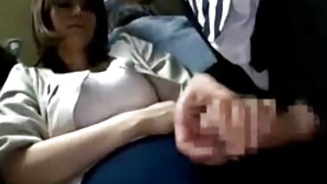 큰 clit와 벌거 벗은 여성 보디