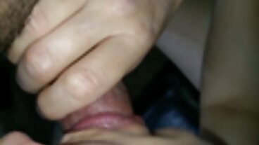 면도 한 음부가있는 흥분한 걸레가 좆되다.